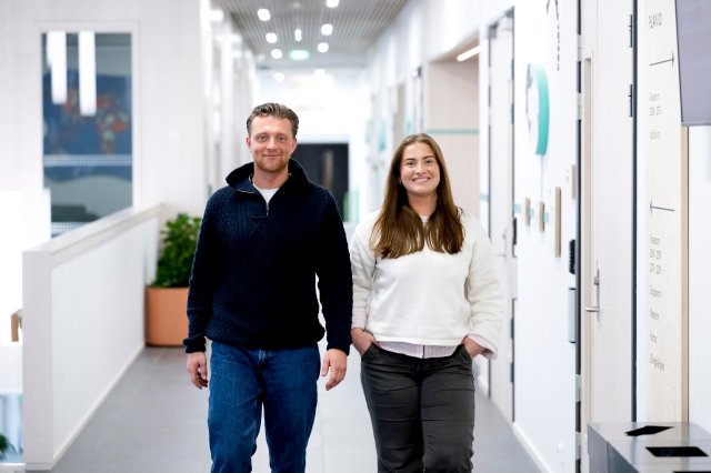 To studenter går i en gang på campus Stavanger