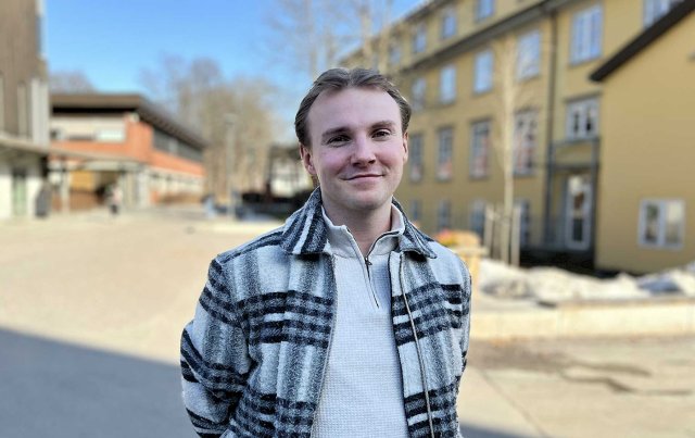 Petter poserer foran VID sitt hovedbygg i Oslo