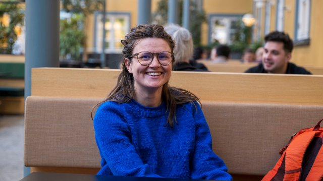 Portrett av Sofie på en benk inne på VID Oslo