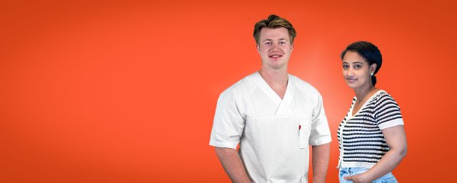 Gutt i sykepleieruniform og jente med stripete genser