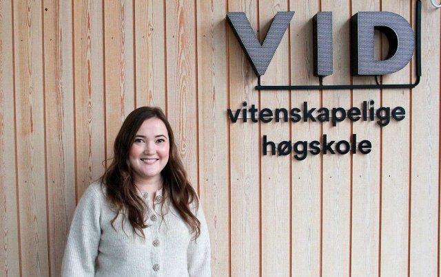 Jente utenfor inngangen til VID Stavanger