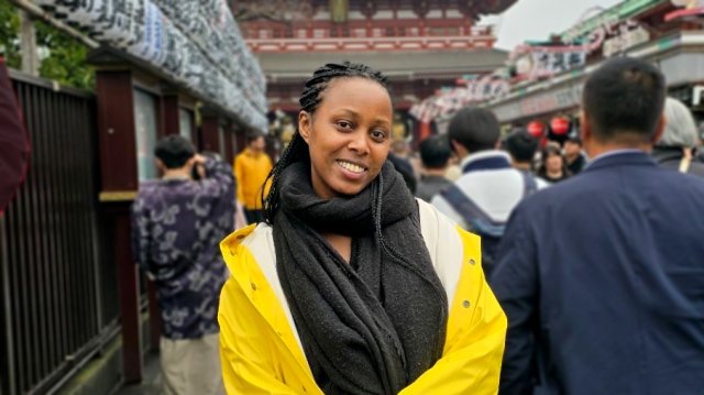 Bilde av jente med gul regnjakke