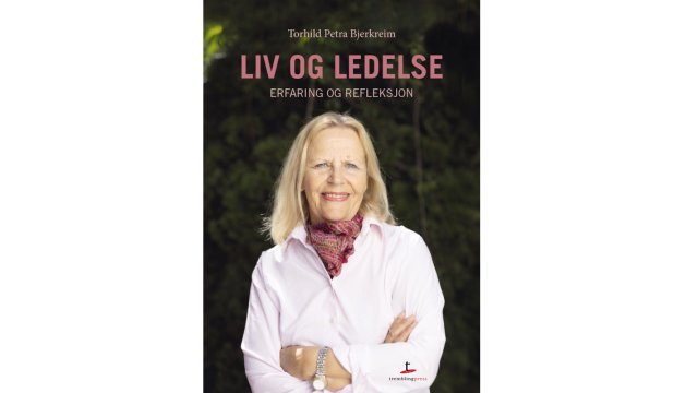 Bokforside med bilde av smilende forfatter