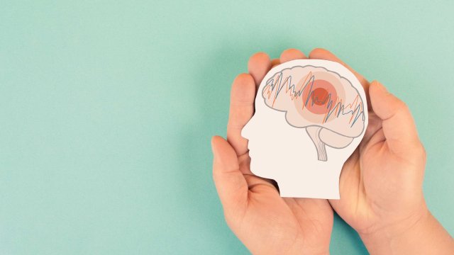 Illustrasjonsbilde av hender som holder en hjerne