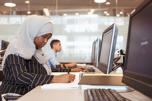 Kvinne arbeider på en pc