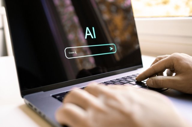 En laptop skjerm med teksten "ai" og et felt for å skrive inn prompts