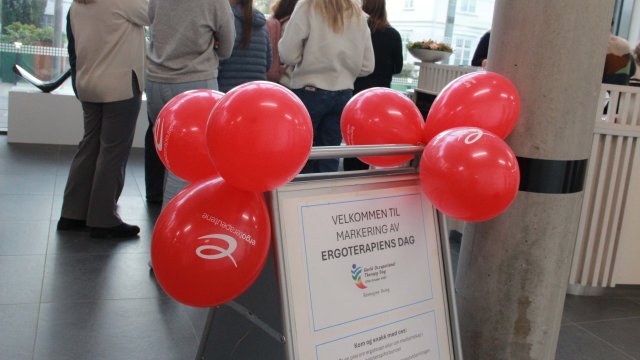 Bilde av ballonger foran en plakat om ergoterapiens dag fra 2024
