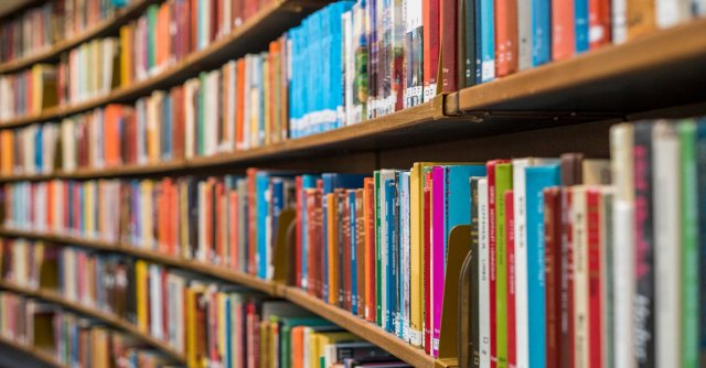 Bilde av bøker på et bibliotek