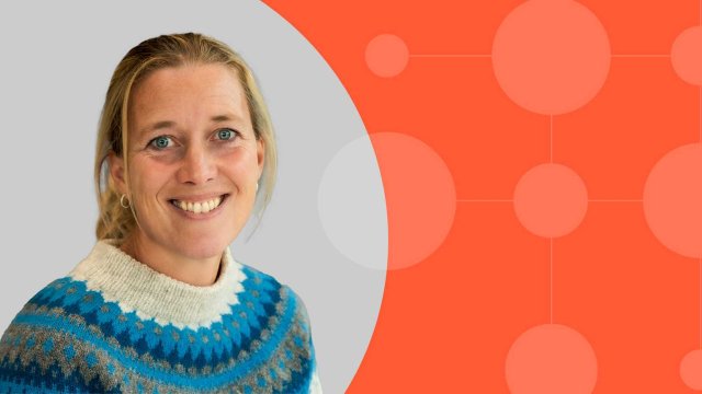 Dame med strikkagenser og blondt hår i hestehale