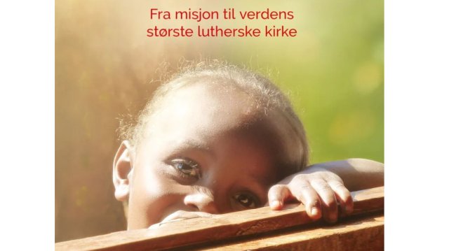 En liten gutt som titter opp bak et gjerde. Utsnitt av et bokomslag.