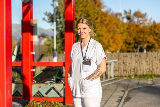 Kvinnelig sykepleier i uniform