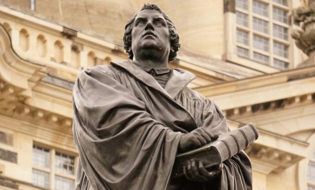 Bronsestatue av Martin Luther