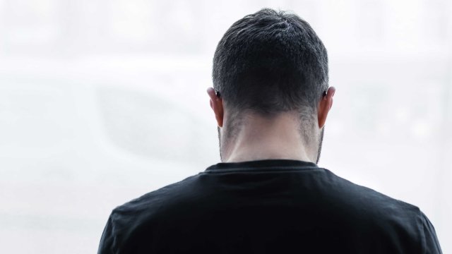 Bilde av ryggen og bakhodet til en mann i sort genser