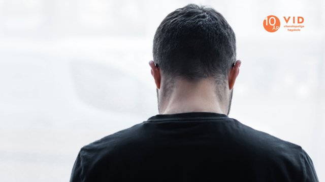 Bilde av ryggen og bakhodet til en mann i sort genser
