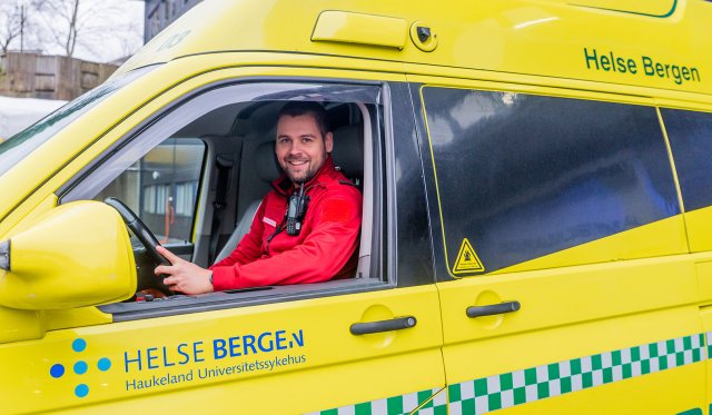 Portrett av Øystein sittende inne i ambulanse