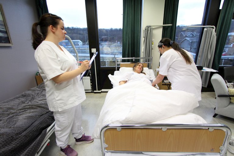 Sykepleierstudenter øver på hverandre