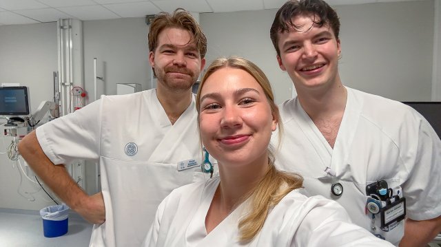 Selfie av de tre i sykepleieruniform