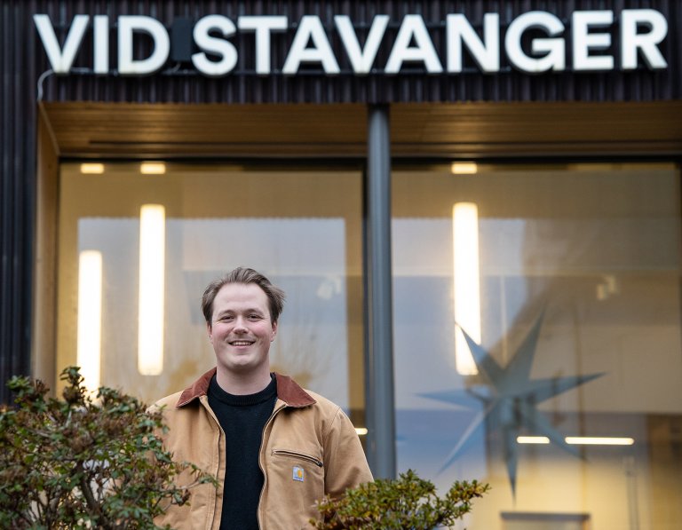 Portrett av Henrik utenfor VID Stavanger