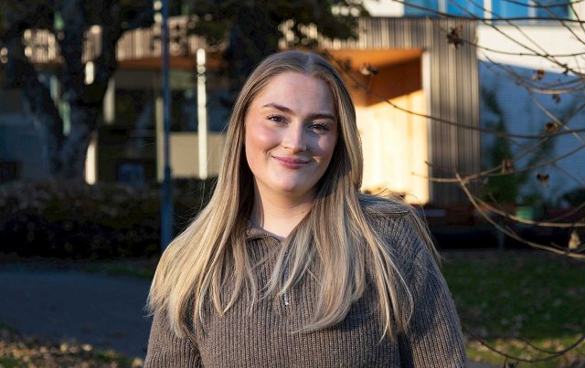Portrett av Andrine tatt utenfor VID Stavanger