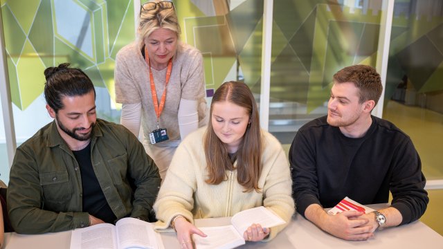 VID-ansatt som hjelper studenter