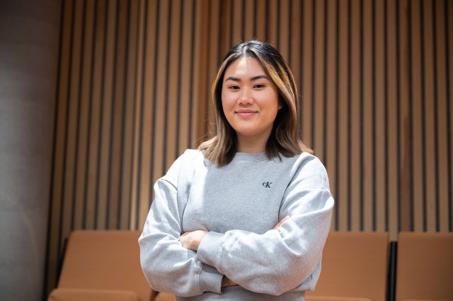 Tanja poserer for kamera med armene i kors