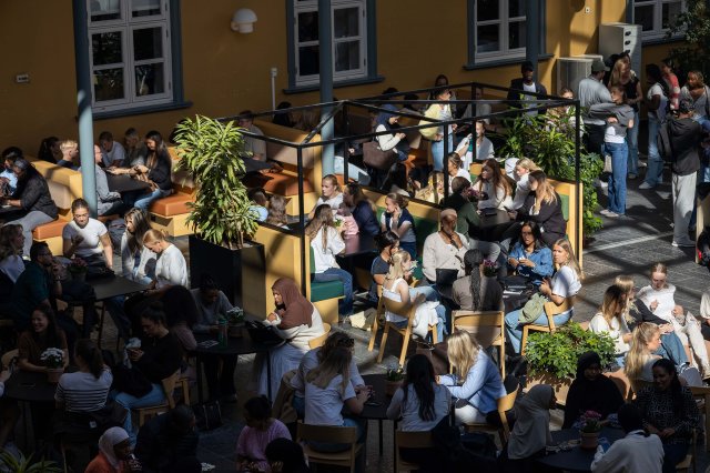 Atrium fylt med folk