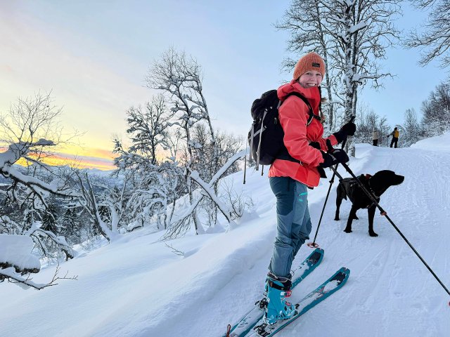 Kristina ute på tur med hund og randonnéski