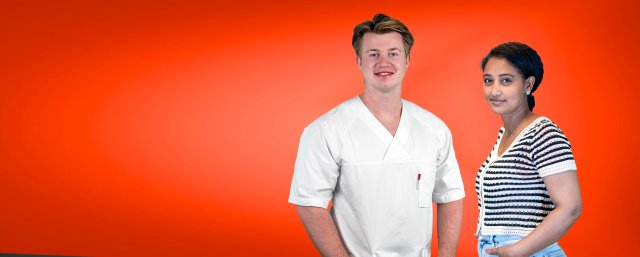 utti sykepleieruniform og jente med stripete genser