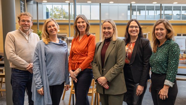 Gruppebilde av lederne i grønne omgivelser