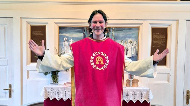 Portrett av Martin med prestekappe tatt inne i kirke