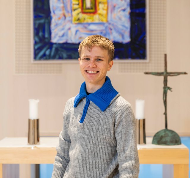 Portrett av Tobias foran alter