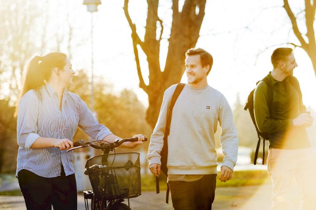 Tre studenter på vei stil skolen