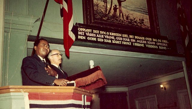 En markeringstusj stryker overt ordet "Citizenship"