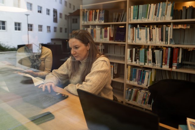 Student at the library in Bergen