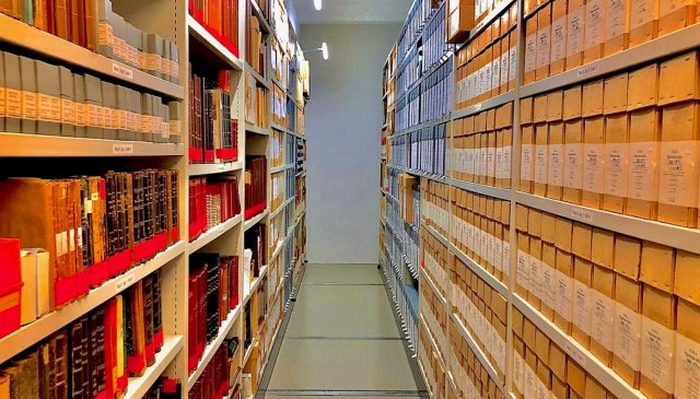 Arkivhyller med esker og gamle bøker