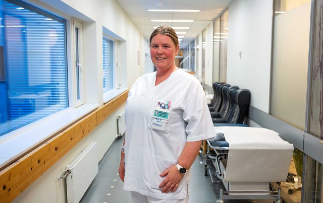 Sykepleier poserer ien gang på et sykehus