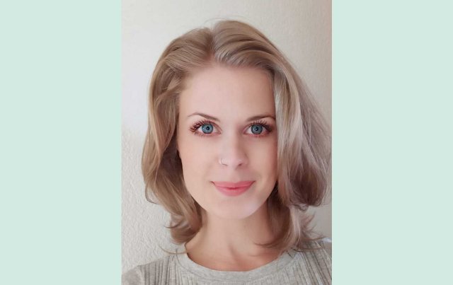 Portrettbilde av en ung dame med blondt hår.