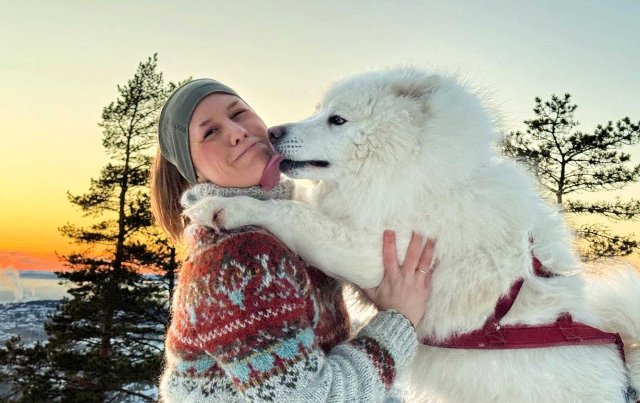 Portrett av Jeanett med hund tatt ute på tur i solnedgang