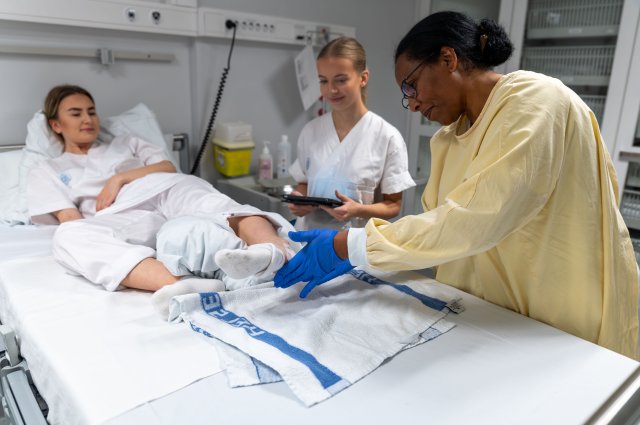 Studenter i en øvingssituasjon med pasient i seng