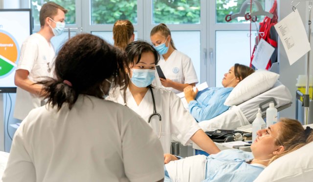 Studenter i en øvingssituasjon med pasient i seng