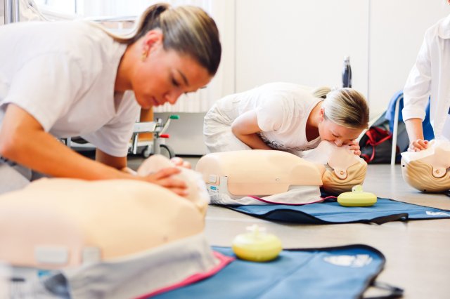 En sykepleierstudent gjør HHLR på en treningsdukke
