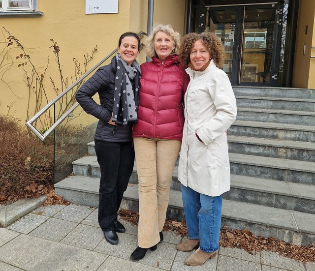 Tre damer utenfor VID