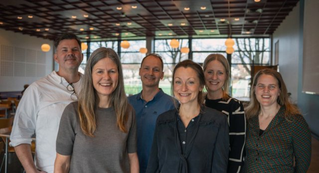 Helsearbeidere samler hendene sine som et team