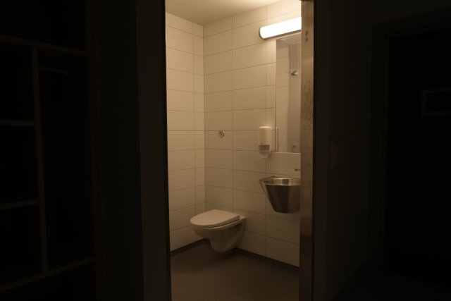 Døren står åpent inn til et toalett