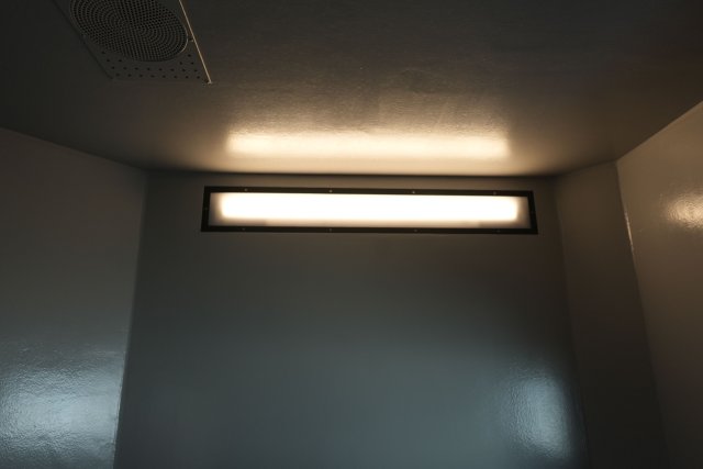 Et smalt vindu opp under taket