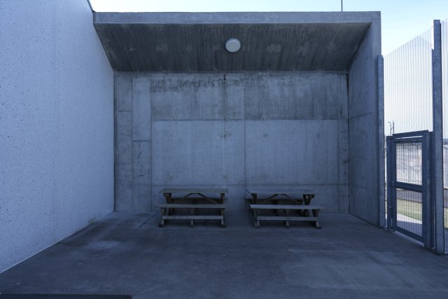 To tomme sittebenker i en fengselsgård