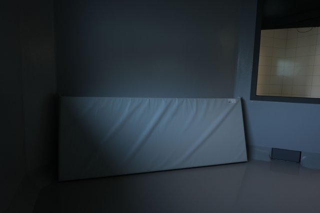 En madrass står opp mot veggen