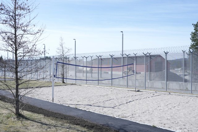 Sandvolleyballbane i fengselsgård