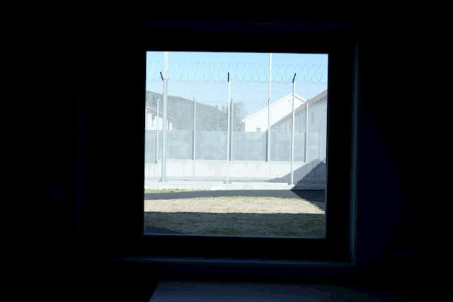 Bilde ut vindu mot en luftegård i et fengsel