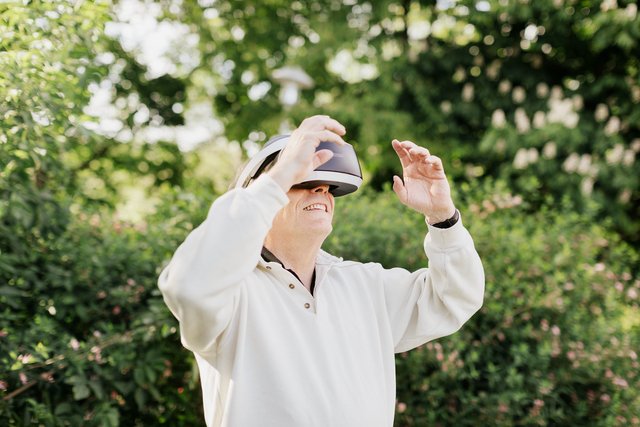 Mann ved VR briller
